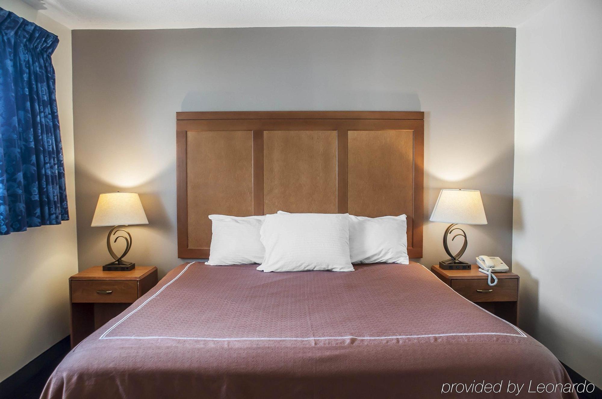 Castle Inn & Suites Ниагара-Фолс Экстерьер фото