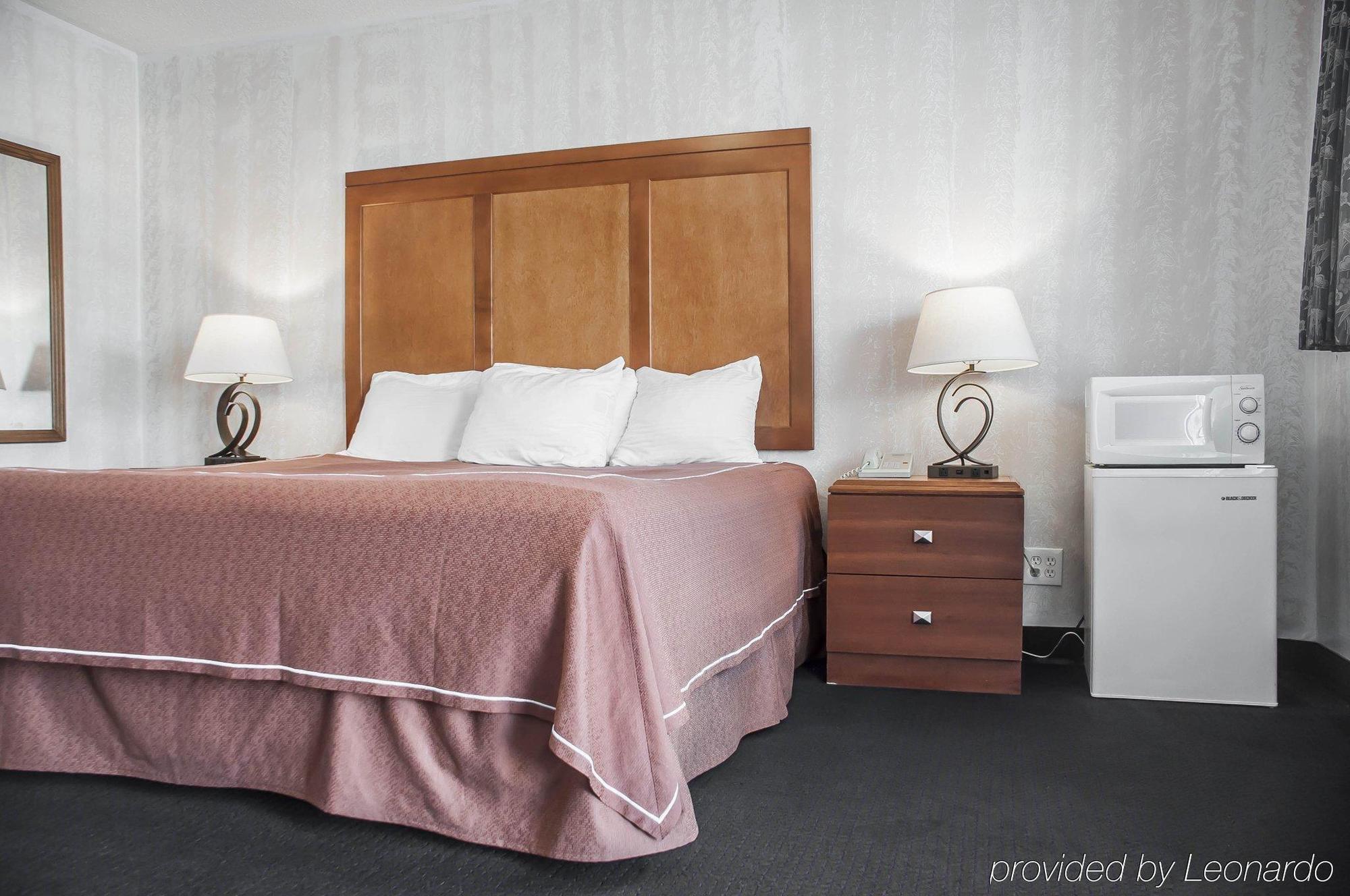 Castle Inn & Suites Ниагара-Фолс Экстерьер фото