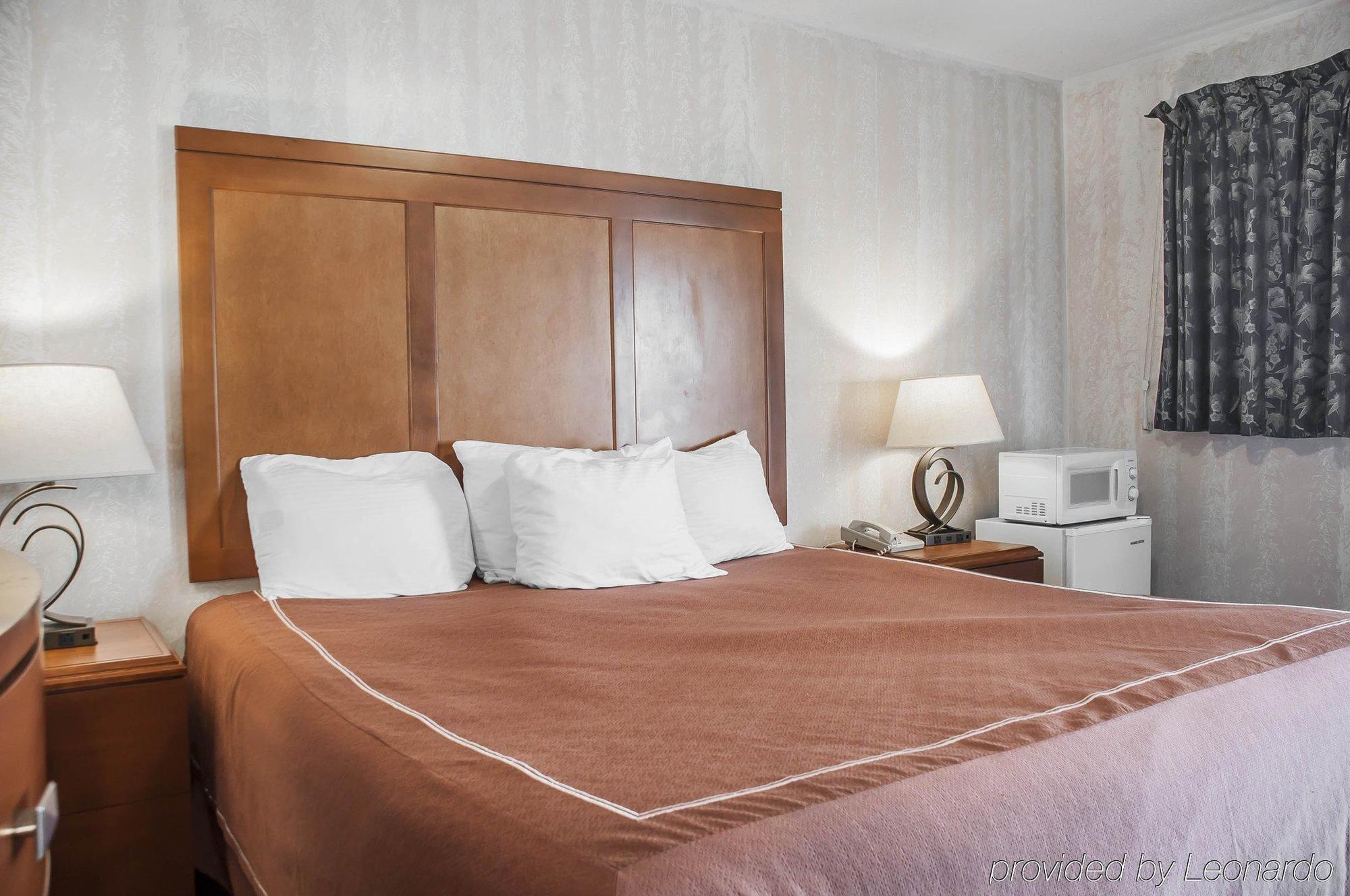 Castle Inn & Suites Ниагара-Фолс Экстерьер фото
