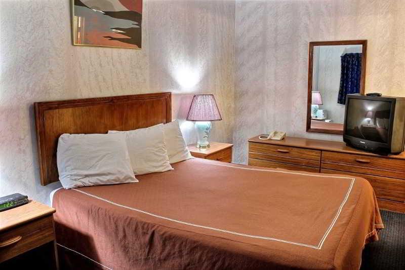Castle Inn & Suites Ниагара-Фолс Экстерьер фото