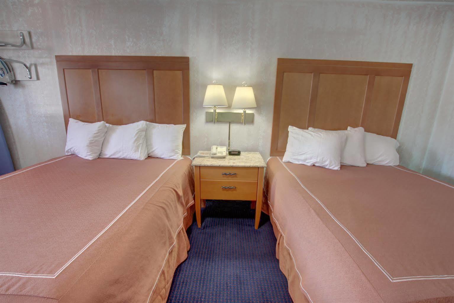 Castle Inn & Suites Ниагара-Фолс Экстерьер фото