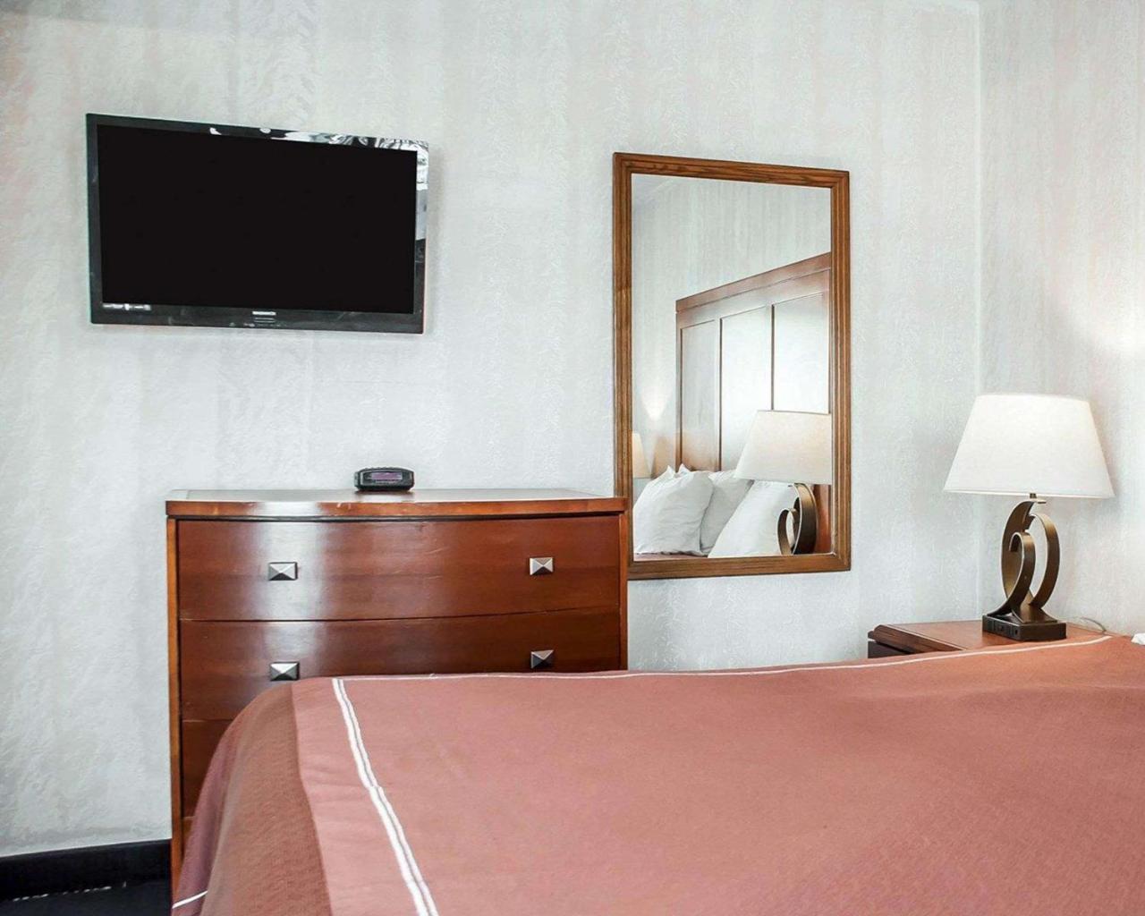 Castle Inn & Suites Ниагара-Фолс Экстерьер фото